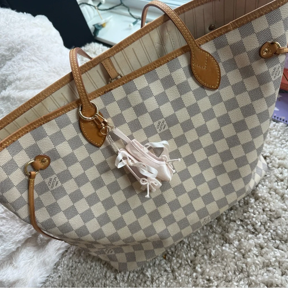 Louis Vuitton Beige Checkered Shoulder Bag with Scarf - Picture 14 of 16